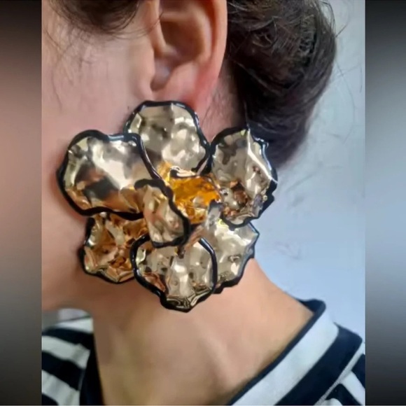 Flower Gold Metal Earrings - Picture 7 of 14